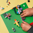 LEGO Classic - Plaque de base verte Ensemble de construction - 1 pièce-Un cadeau pour toutes les occasions - LEGO Classic Plaque de base verte (11023) s'offre bien en cadeau d'anniversaire, des Fêtes ou de toute autre occasion aux enfants âgés de 4 ans et plus
